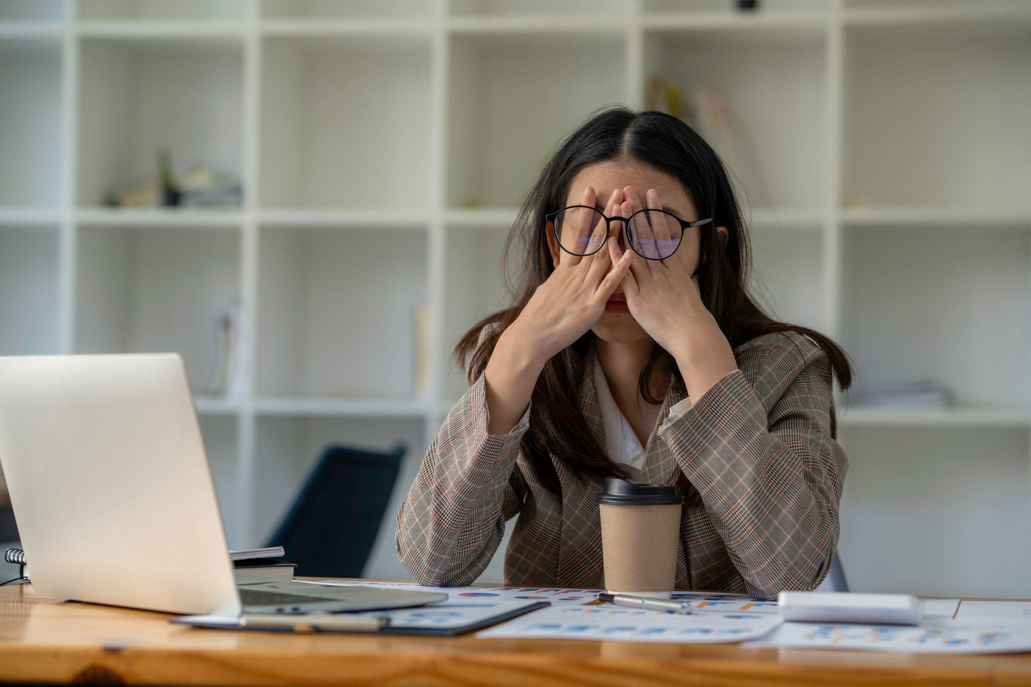Giải Pháp Bảo Vệ Đôi Mắt Trong Thời Đại Số: Để Không Bị Tổn Thương Bởi Ánh Sáng Xanh