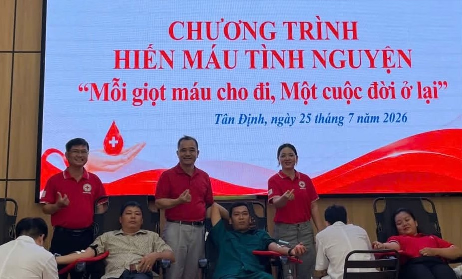 Hàng trăm người tham gia hiến máu Hàng trăm người tham gia hiến máu