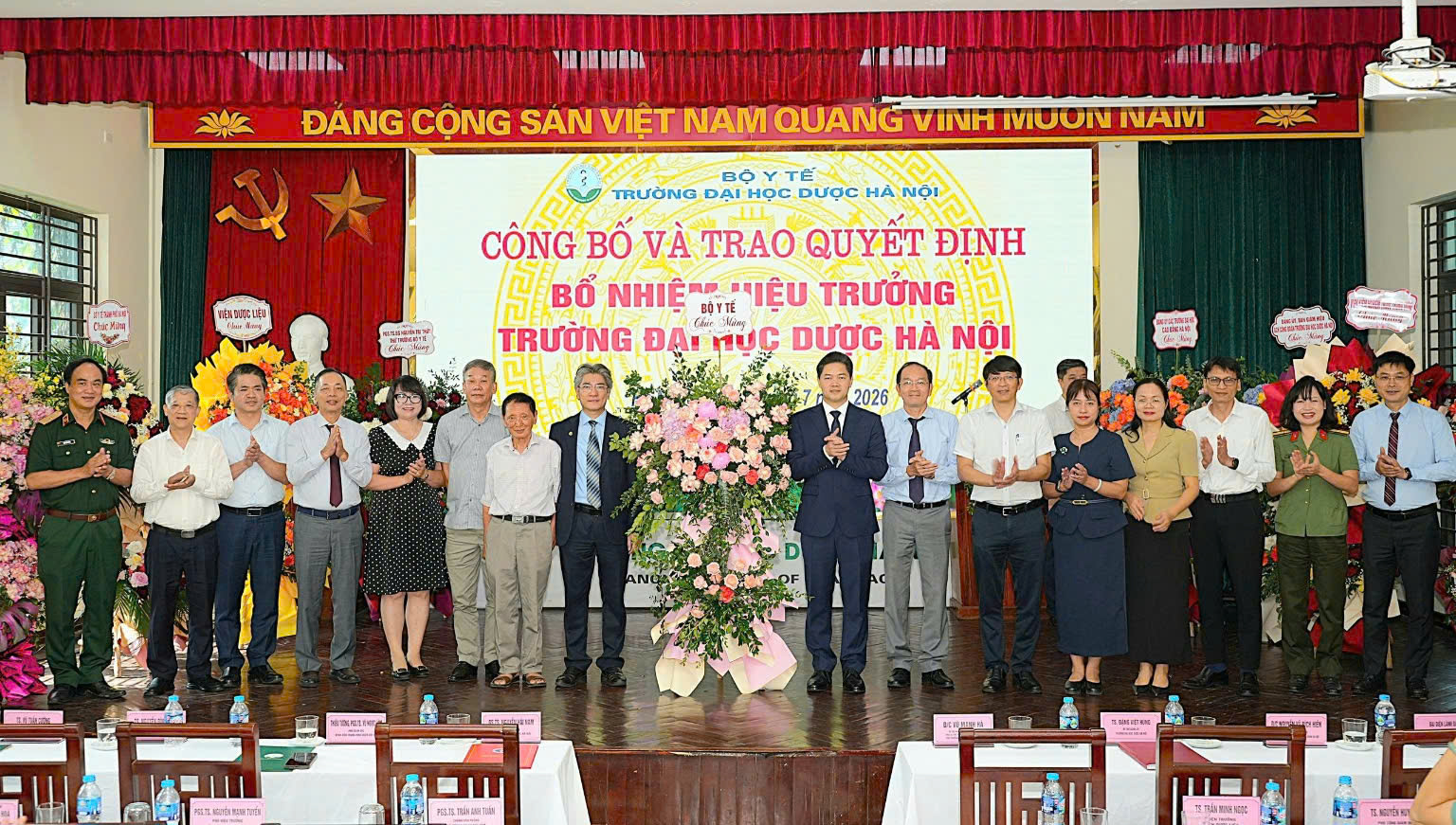 truong-duoc-13-17839352524871131141369 Thứ trưởng Thường trực Vũ Mạnh Hà trao quyết định bổ nhiệm Hiệu trưởng Trường Đại học Dược Hà Nội- Ảnh 3.