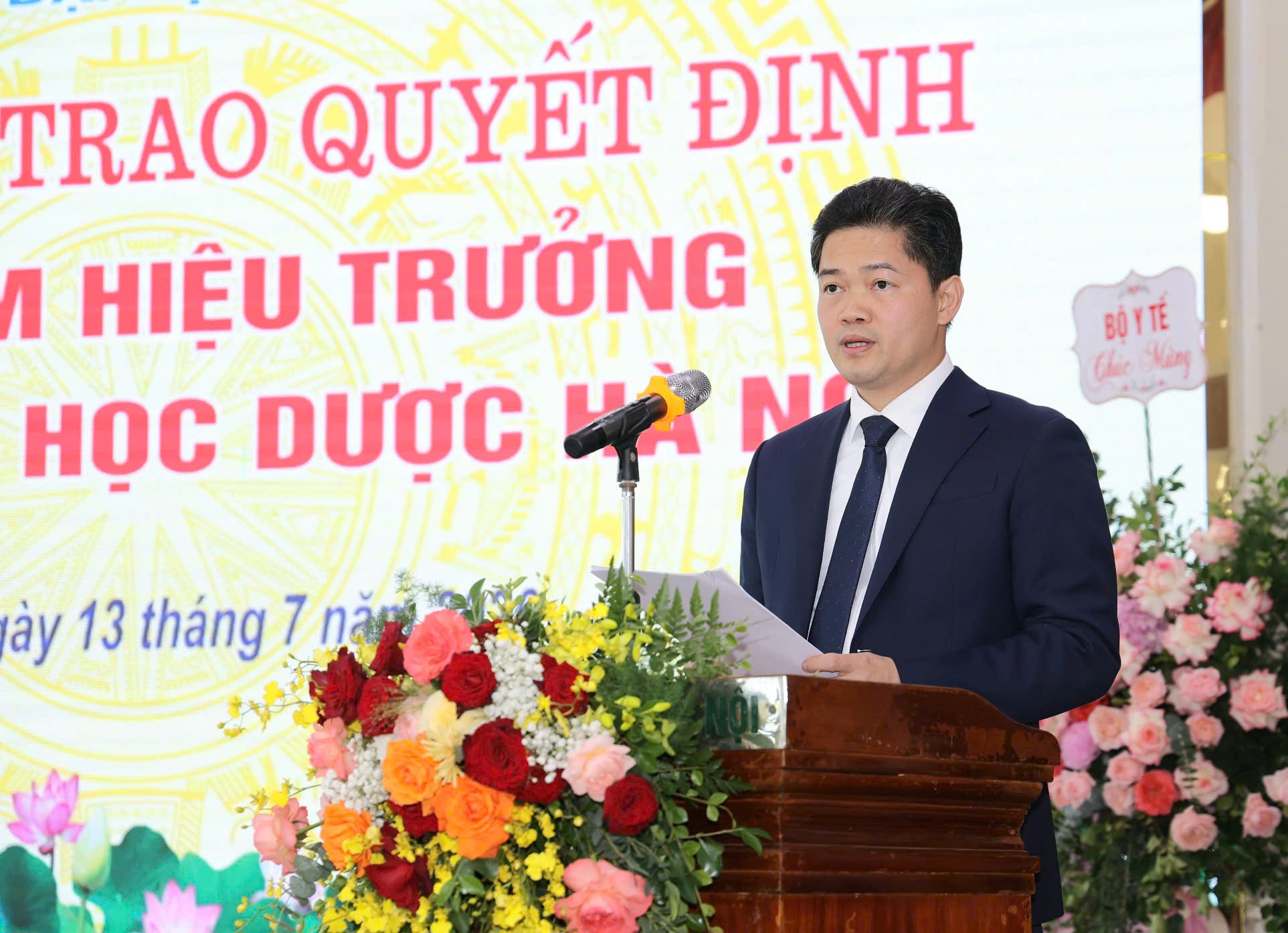 truong-duoc-1372-1783935252453188682814 Thứ trưởng Thường trực Vũ Mạnh Hà trao quyết định bổ nhiệm Hiệu trưởng Trường Đại học Dược Hà Nội- Ảnh 2.