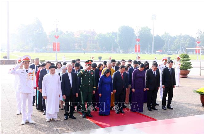 Lễ Tưởng Niệm Các Anh Hùng Liệt Sĩ và Viếng Chủ Tịch Hồ Chí Minh Tại Hà Nội