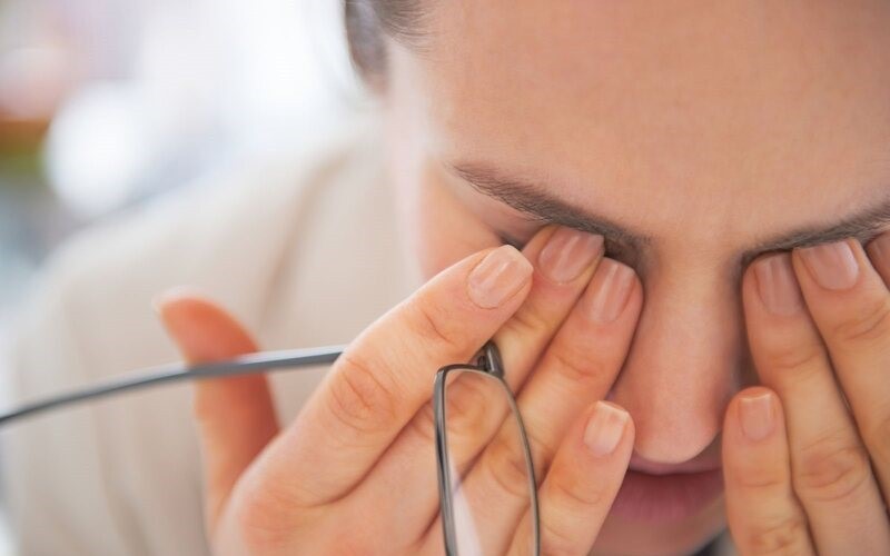 Khô Mắt: Nguyên Nhân, Triệu Chứng và Cách Xử Lý Hiệu Quả