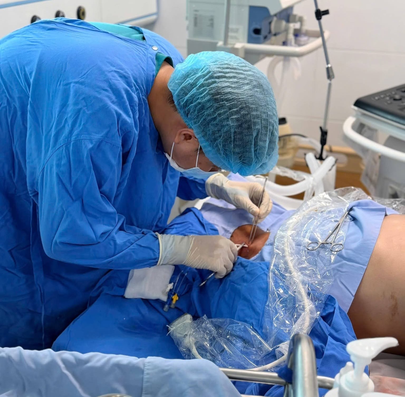 Cứu bệnh nhân sốc nhiễm khuẩn, hoại thư Fournier nguy kịch- Ảnh 1.