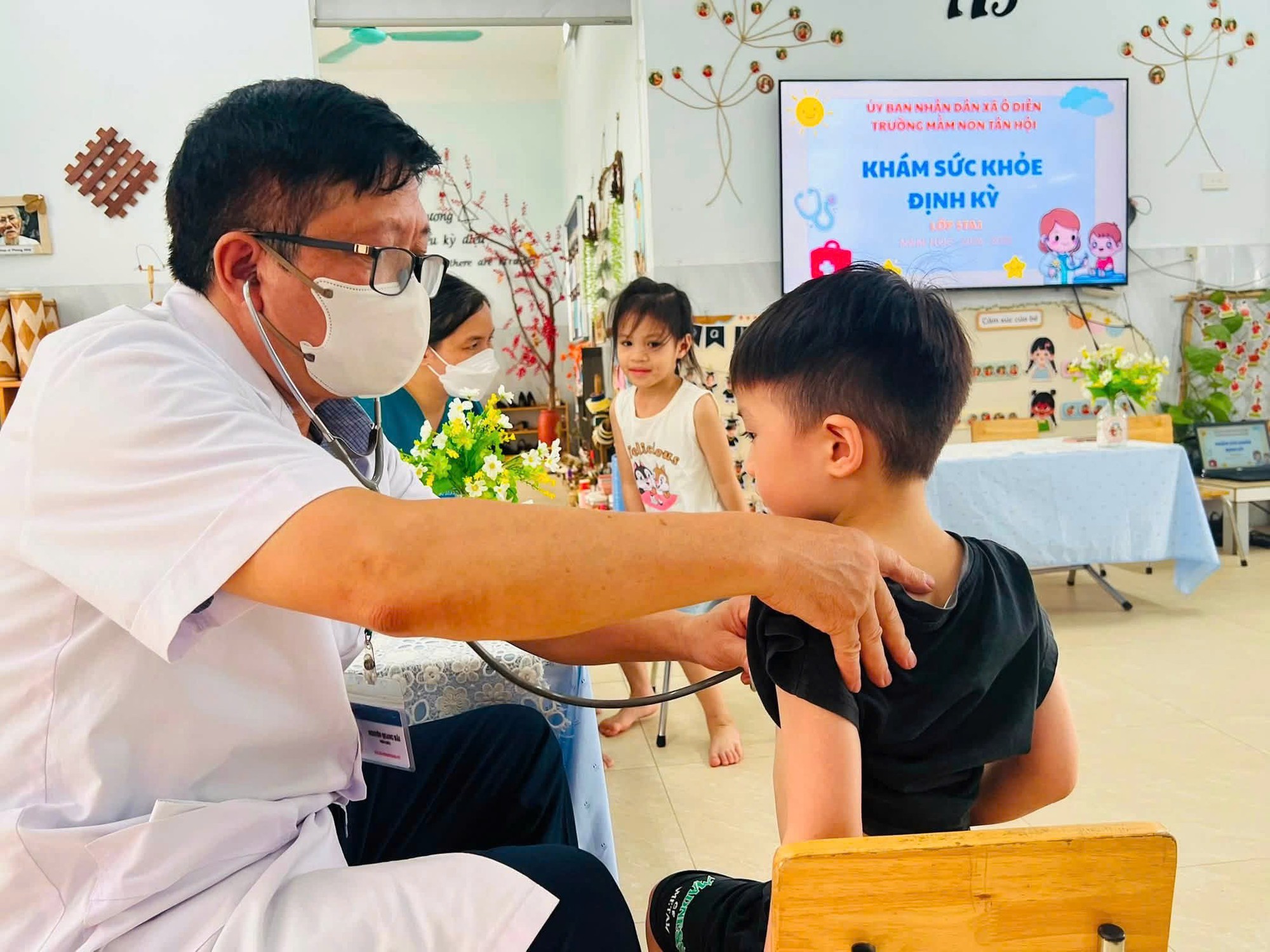 Hơn 2,2 triệu trẻ em, học sinh Hà Nội được khám sức khỏe miễn phí - Ảnh 2.