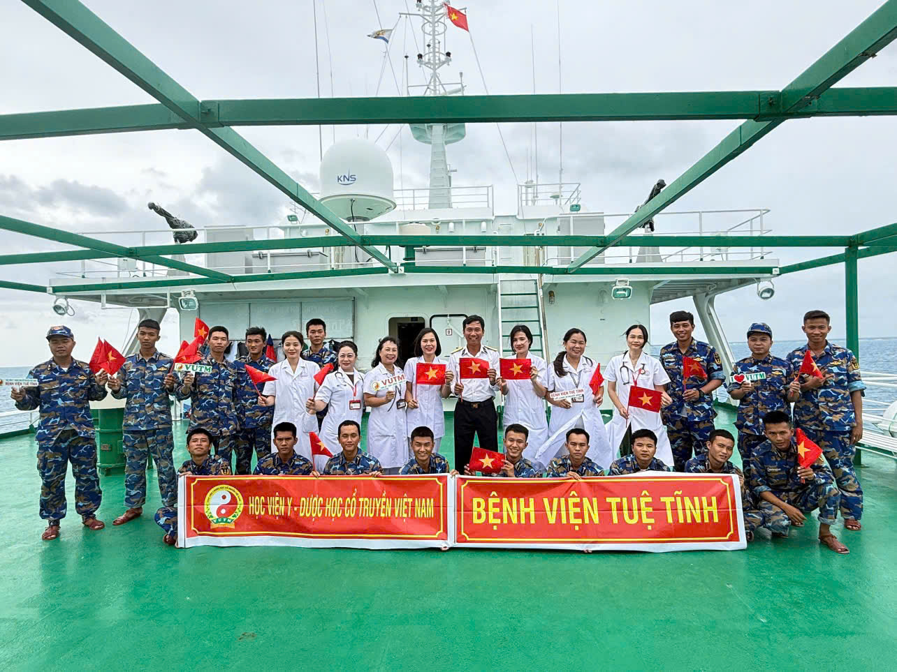 Tinh hoa y học cổ truyền theo những người thầy thuốc ra Trường Sa - Ảnh 2.