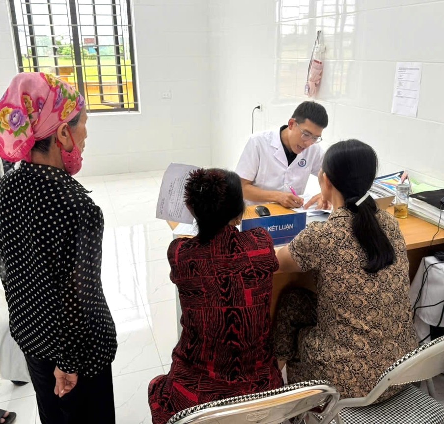 Hơn 1.000 người dân được khám sàng lọc đái tháo đường, siêu âm tuyến giáp miễn phí - Ảnh 2.