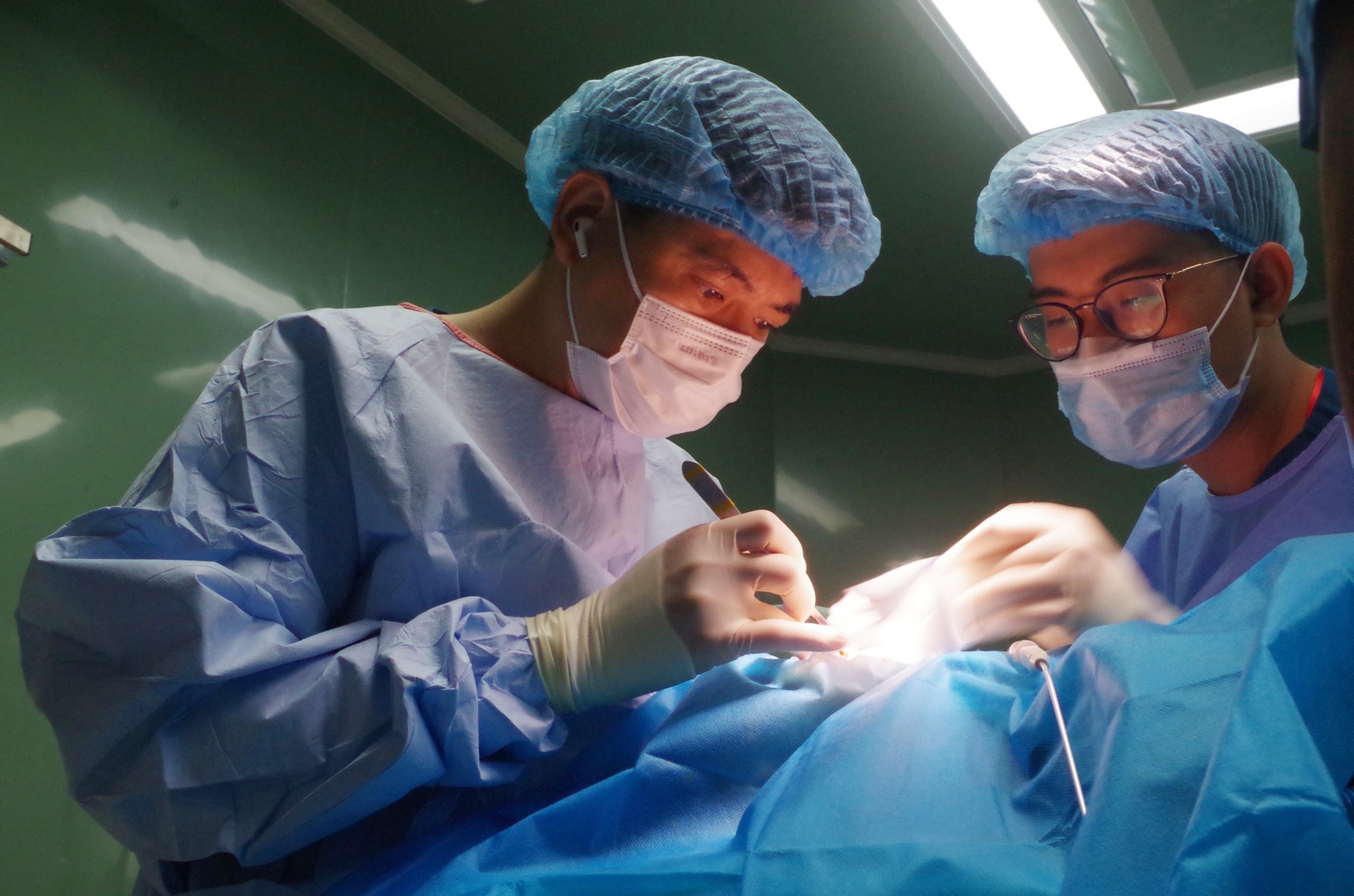 Hành Trình Cứu Sống Ấn Tượng Của Bác Sĩ Việt Giữa Không Trời