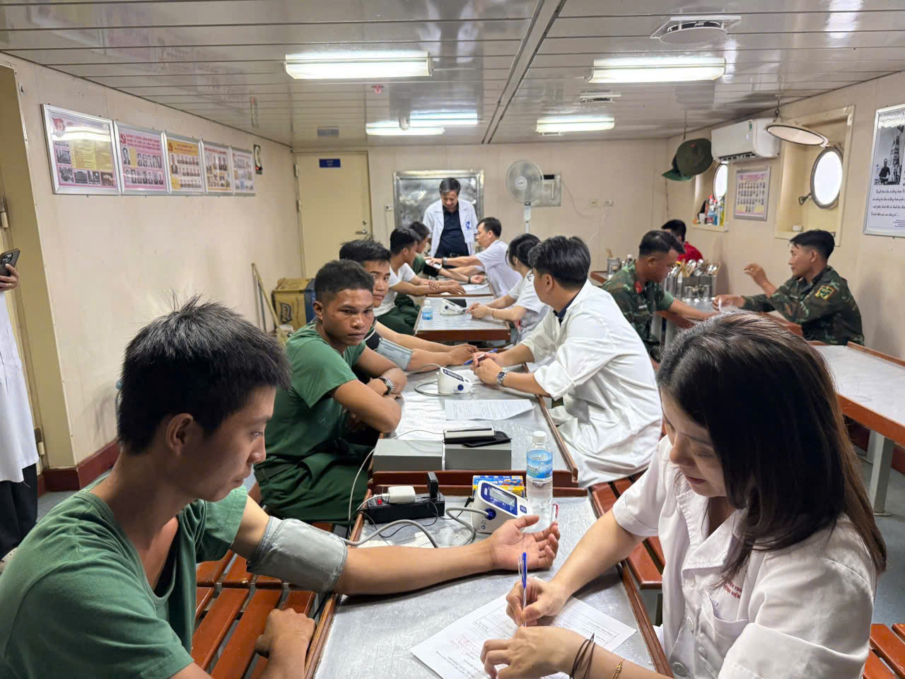 Tinh hoa y học cổ truyền theo những người thầy thuốc ra Trường Sa - Ảnh 1.