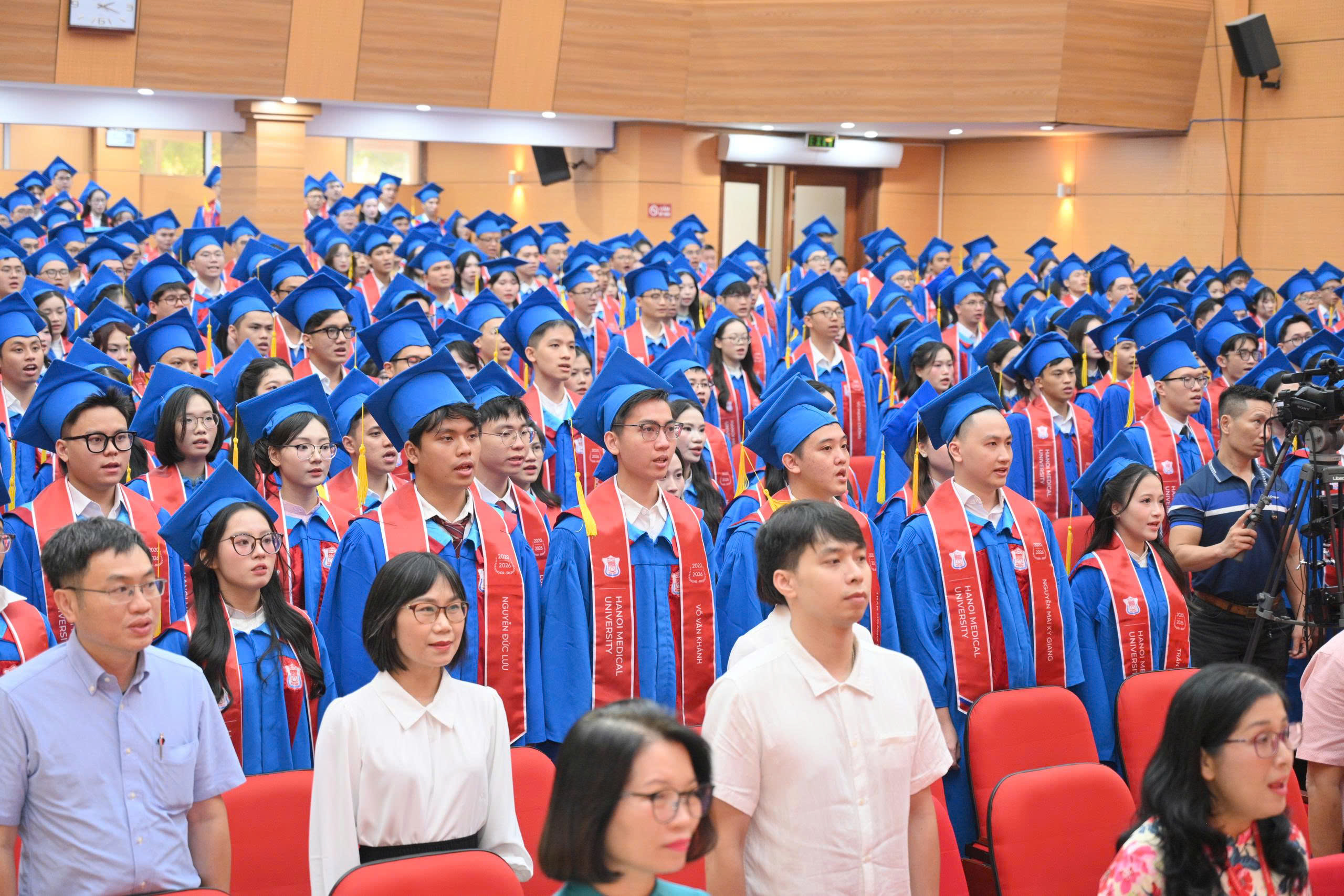 696 tân bác sĩ Đại học Y Hà Nội khởi đầu hành trình mới- Ảnh 1.