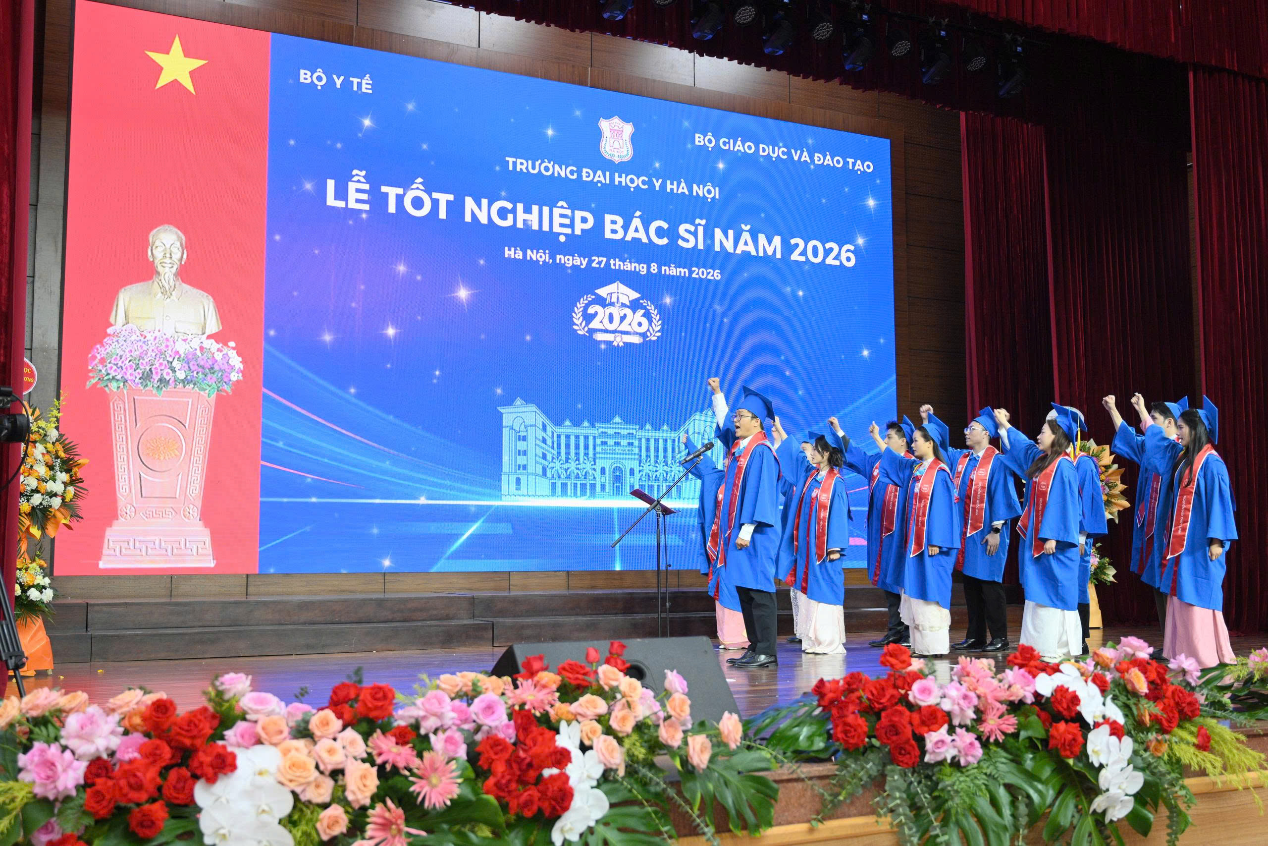 696 tân bác sĩ Đại học Y Hà Nội khởi đầu hành trình mới- Ảnh 2.