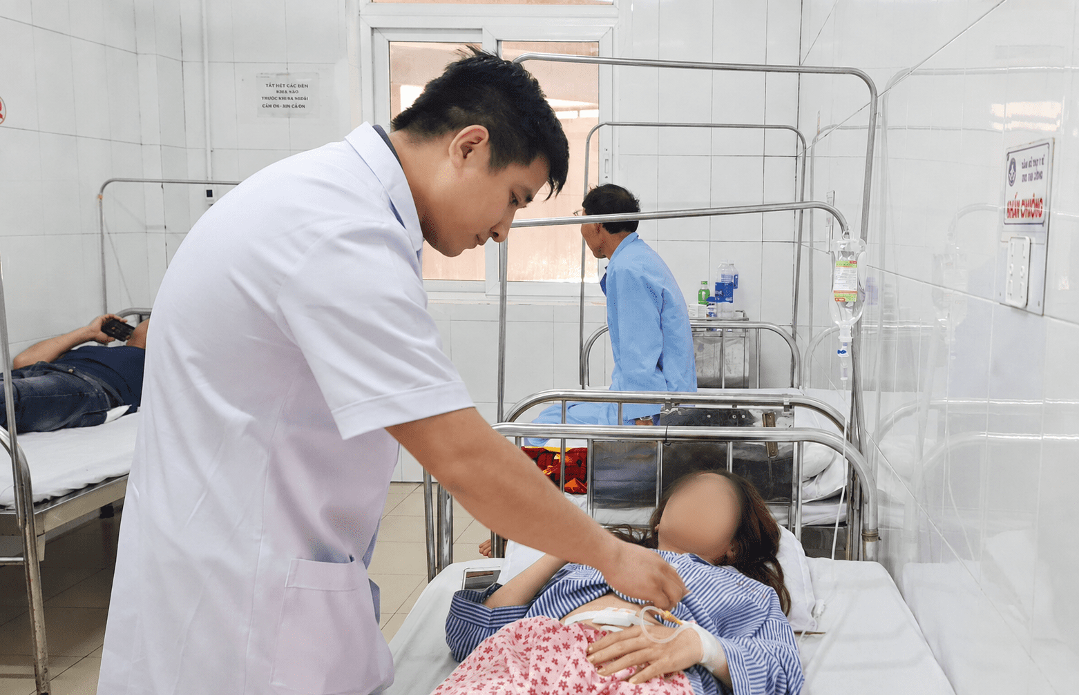 Cấp cứu bệnh nhân cùng lúc viêm ruột thừa và chửa ngoài tử cung vỡ- Ảnh 2.