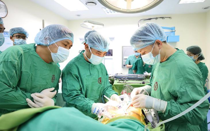 Người mẹ tặng quả thận của con để trao cơ hội sống cho em bé nhỏ tuổi nhất có chỉ định ghép tạng- Ảnh 2.