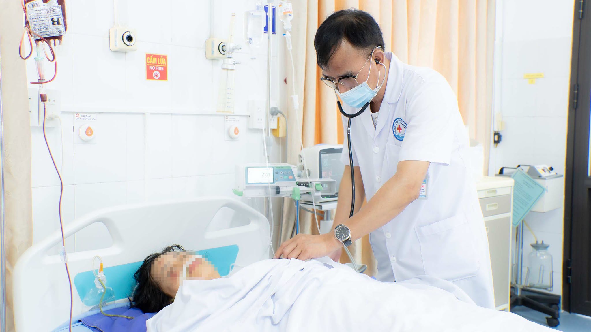 2-17870244936751979237289 Báo động đỏ cứu bệnh nhân sốc mất máu, đa chấn thương nguy kịch - Ảnh 2.