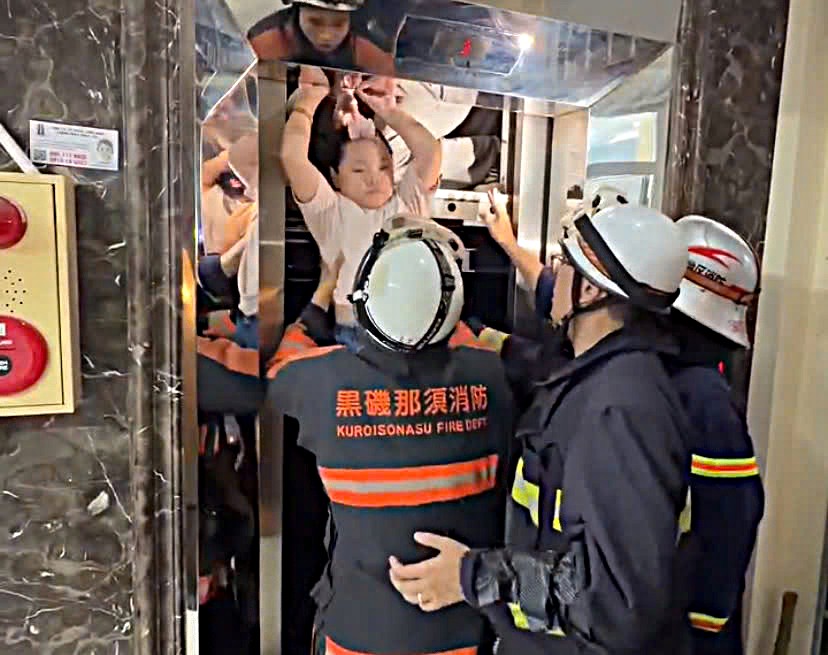 Hà Nội: Cứu Nạn 13 Người Mắc Kẹt Trong Thang Máy, Bao Gồm 8 Trẻ Em