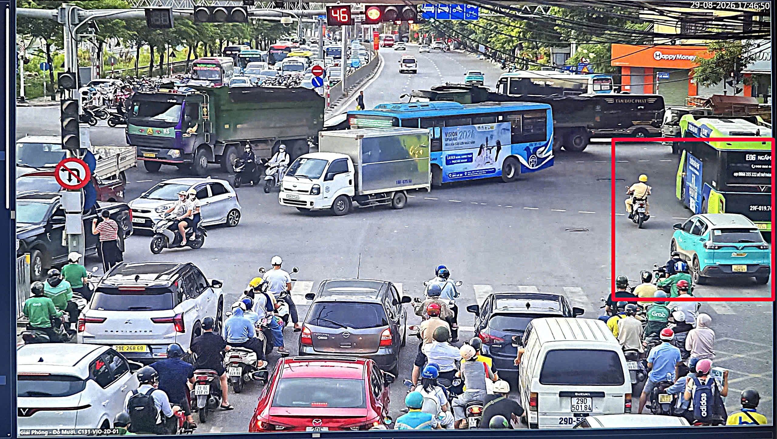 CSGT Hỗ Trợ Cấp Cứu Cho Cụ Bà 83 Tuổi Giữa Lưu Thông Ngày Lễ