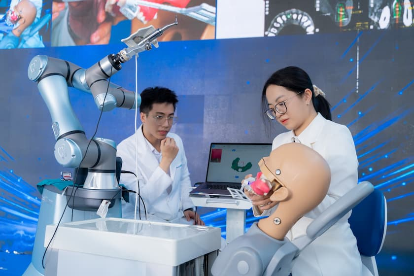 Nha Khoa Nhân Tâm Tiên Phong Đầu Tư Robot Cấy Ghép Implant Hiện Đại