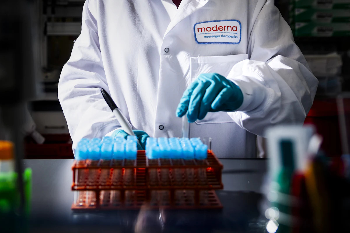 Vaccine Cúm Mùa Công Nghệ mRNA Đầu Tiên Được FDA Phê Chuẩn Tại Mỹ