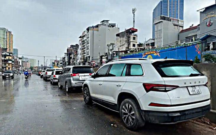 Hà Nội: Từ 1 lỗi dừng đỗ, tài xế xuất trình đến 2 giấy phép lái xe - Ảnh 1.