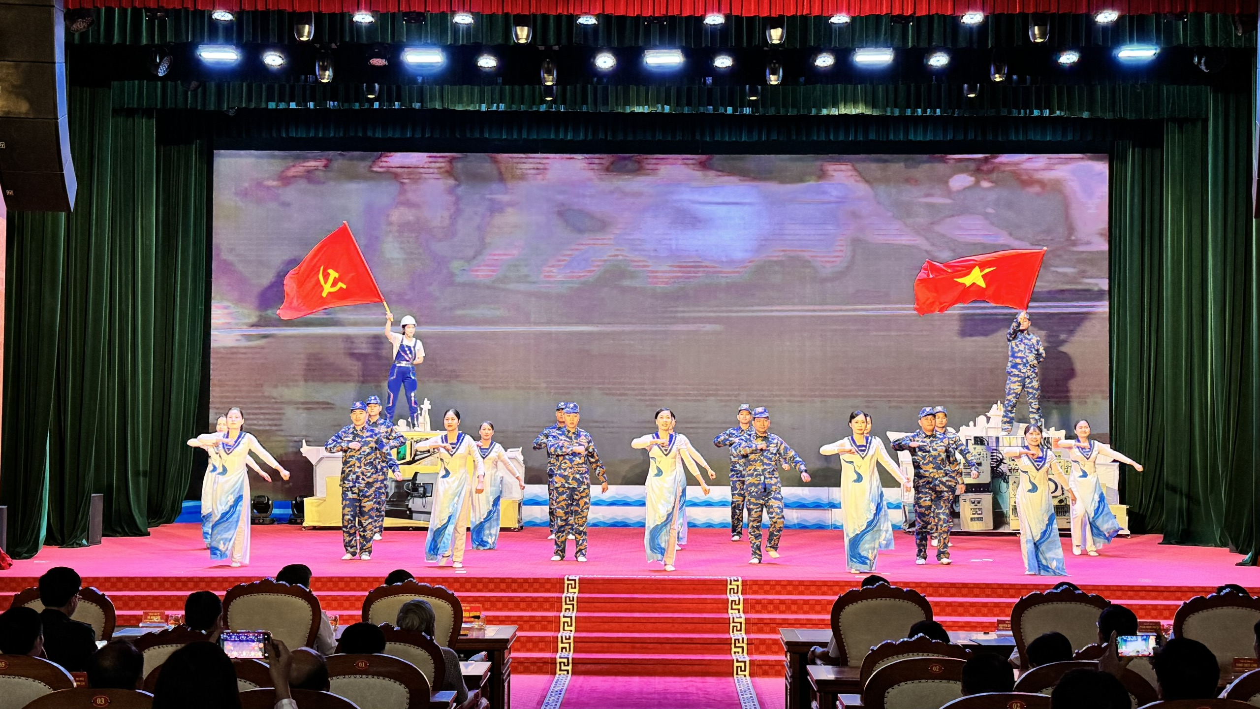 Nhiều cán bộ y tế được khen thưởng sau khám sức khỏe Trường Sa năm 2026 - Ảnh 1.