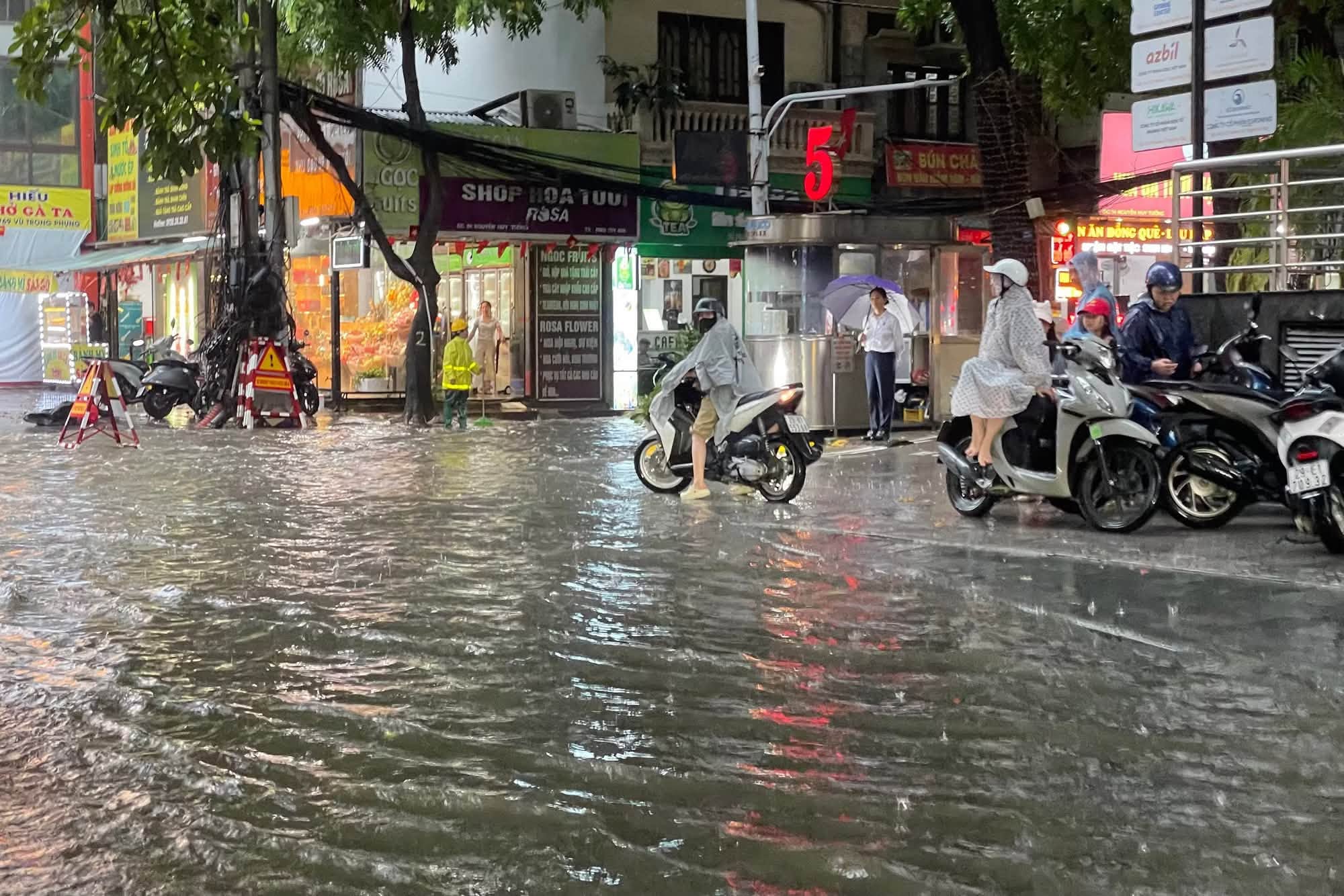 74200207214646539423634903150373069871651074n-17871259908351734817609 Hà Nội chỉ đạo khẩn trương ứng phó với mưa lớn - Ảnh 1.