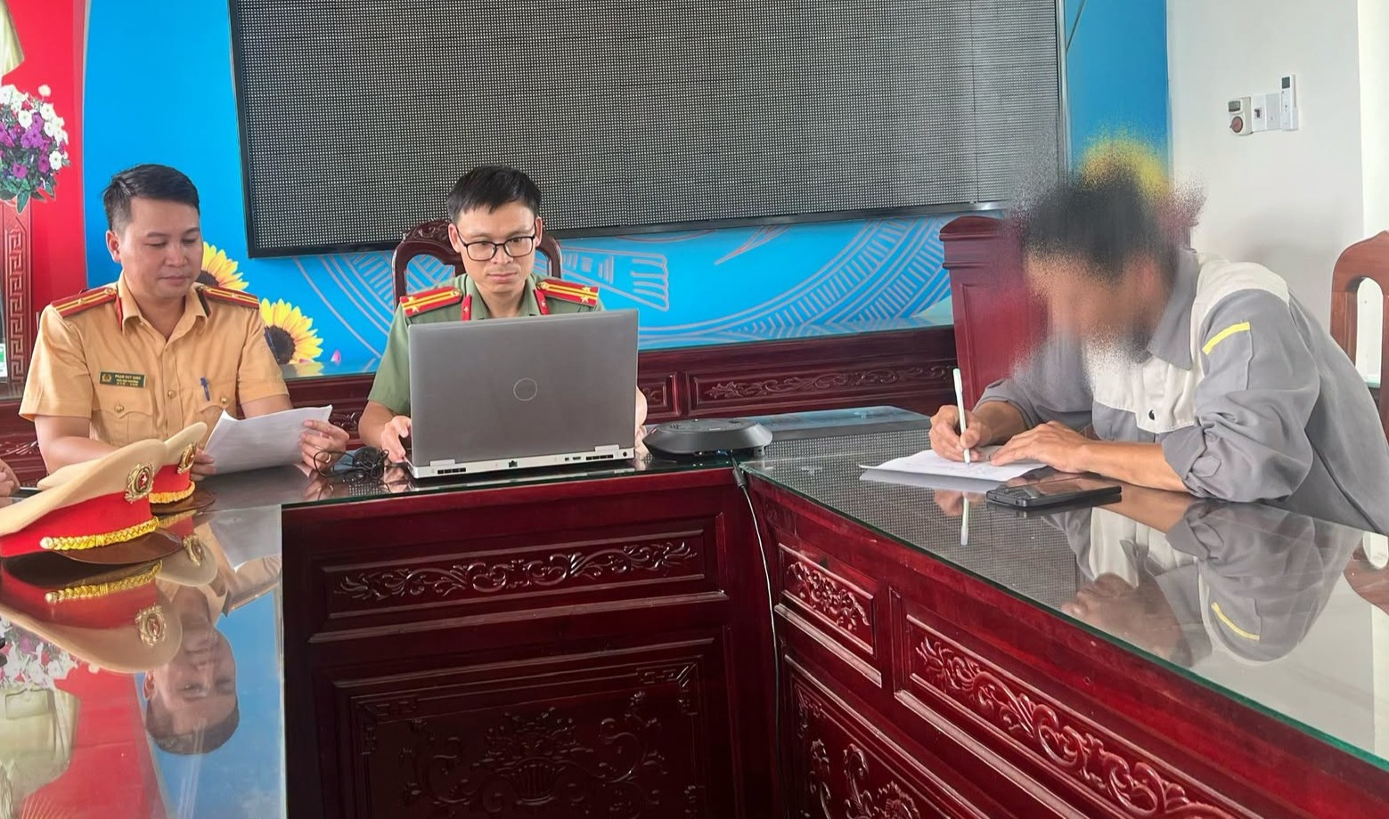 76503564818030706577940527273157923670982624n-17859315546171658191178 Lên mạng Facebook 'báo chốt' CSGT, nam thanh niên bị phạt 7,5 triệu đồng - Ảnh 1.