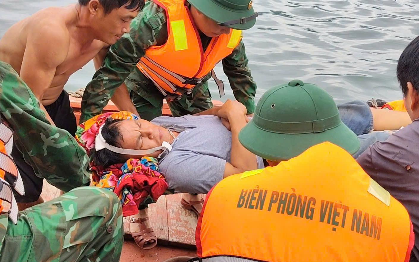Cấp cứu ngư dân bị dây tời cuốn dập ngón tay, mất nhiều máu trên biển- Ảnh 2.