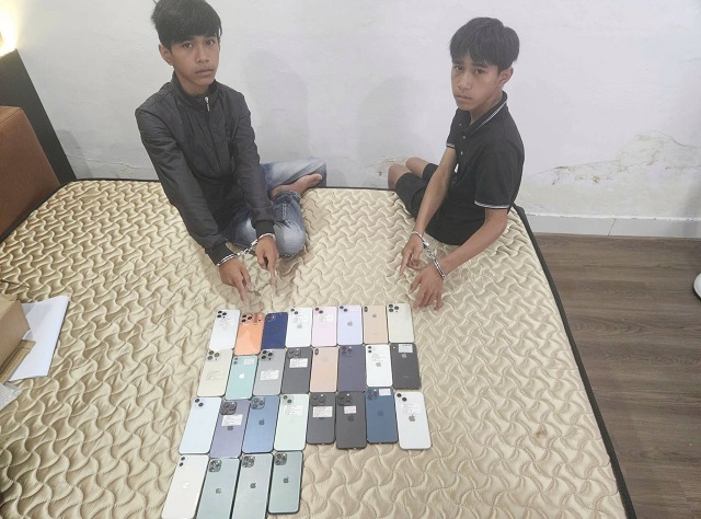 a-1786967766109975735417 Hai anh em ruột cuỗm 27 iPhone, chạy từ Đà Nẵng ra Huế vẫn không thoát - Ảnh 1.