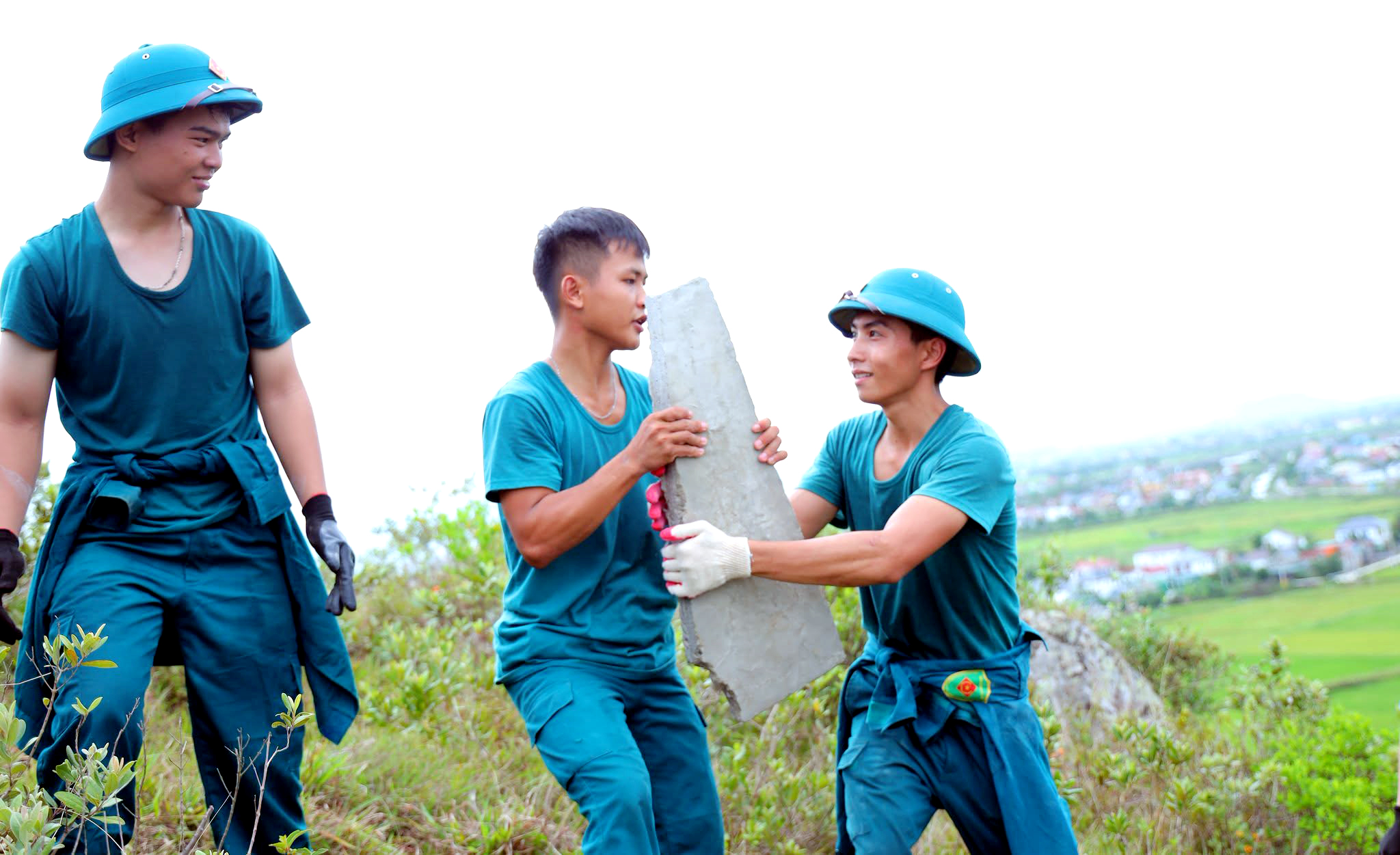 Hơn 1.000 người chung sức tái tạo dòng chữ 'BÁC HỒ SỐNG MÃI' trên núi Nhón - Ảnh 4.