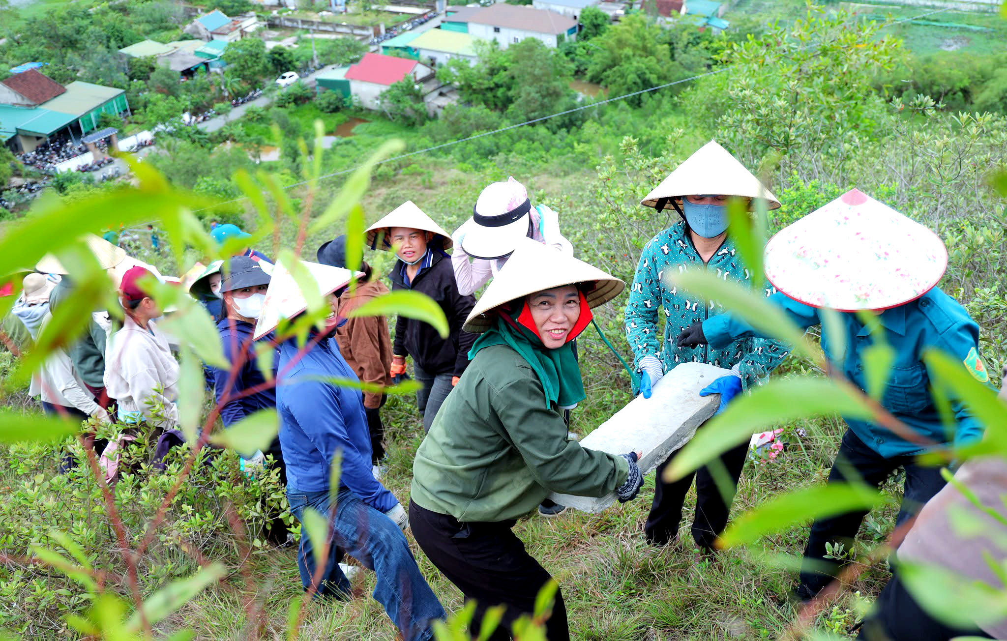 Hơn 1.000 người chung sức tái tạo dòng chữ 'BÁC HỒ SỐNG MÃI' trên núi Nhón - Ảnh 2.