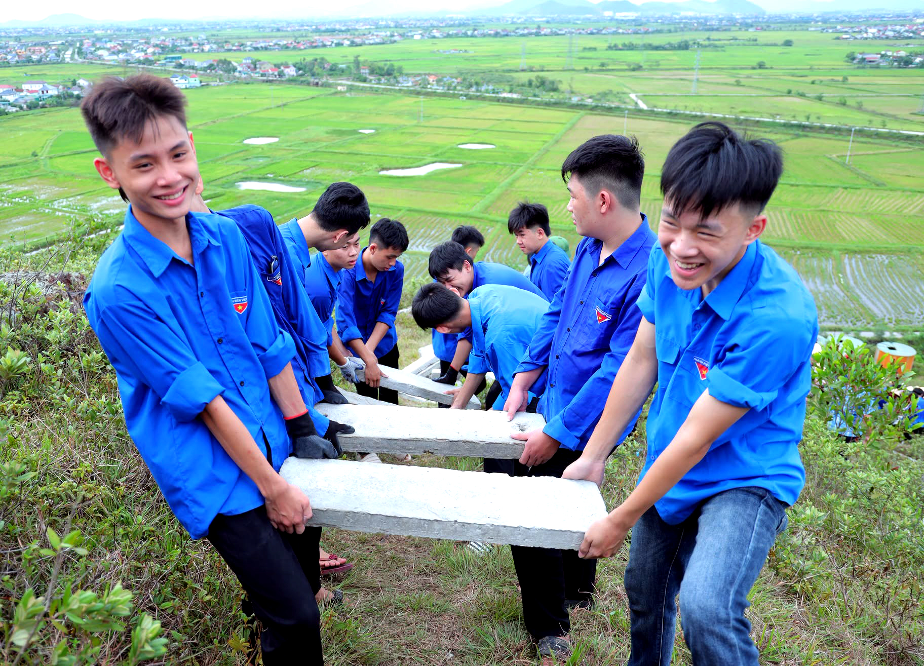 Hơn 1.000 người chung sức tái tạo dòng chữ 'BÁC HỒ SỐNG MÃI' trên núi Nhón - Ảnh 6.