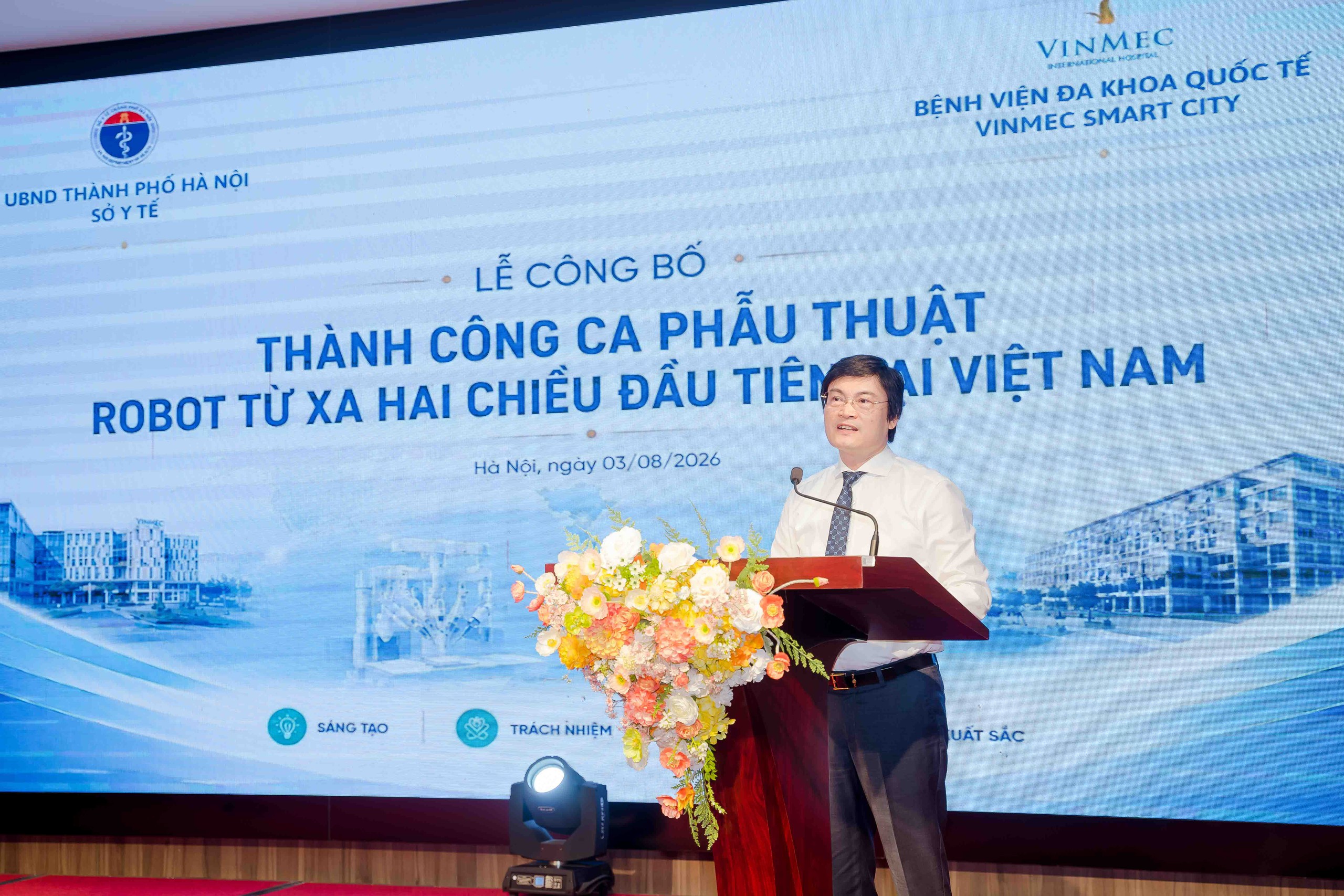 Lần đầu tiên Việt Nam thực hiện thành công phẫu thuật robot từ xa hai chiều giữa Hà Nội và Cần Thơ - Ảnh 4.