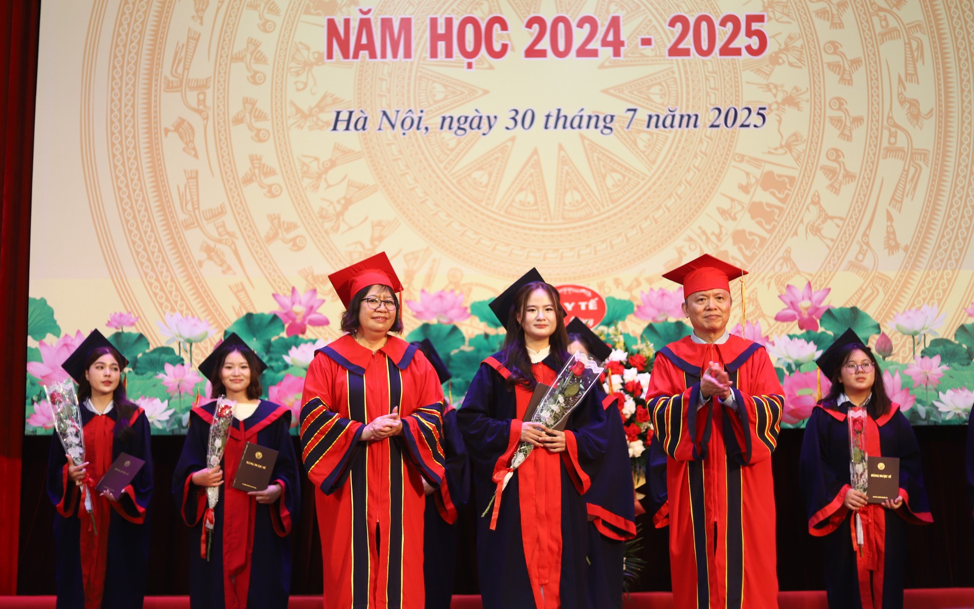 407 Tân Bác Sĩ, Dược Sĩ Bước Vào Hành Trình Chăm Sóc Sức Khỏe Nhân Dân