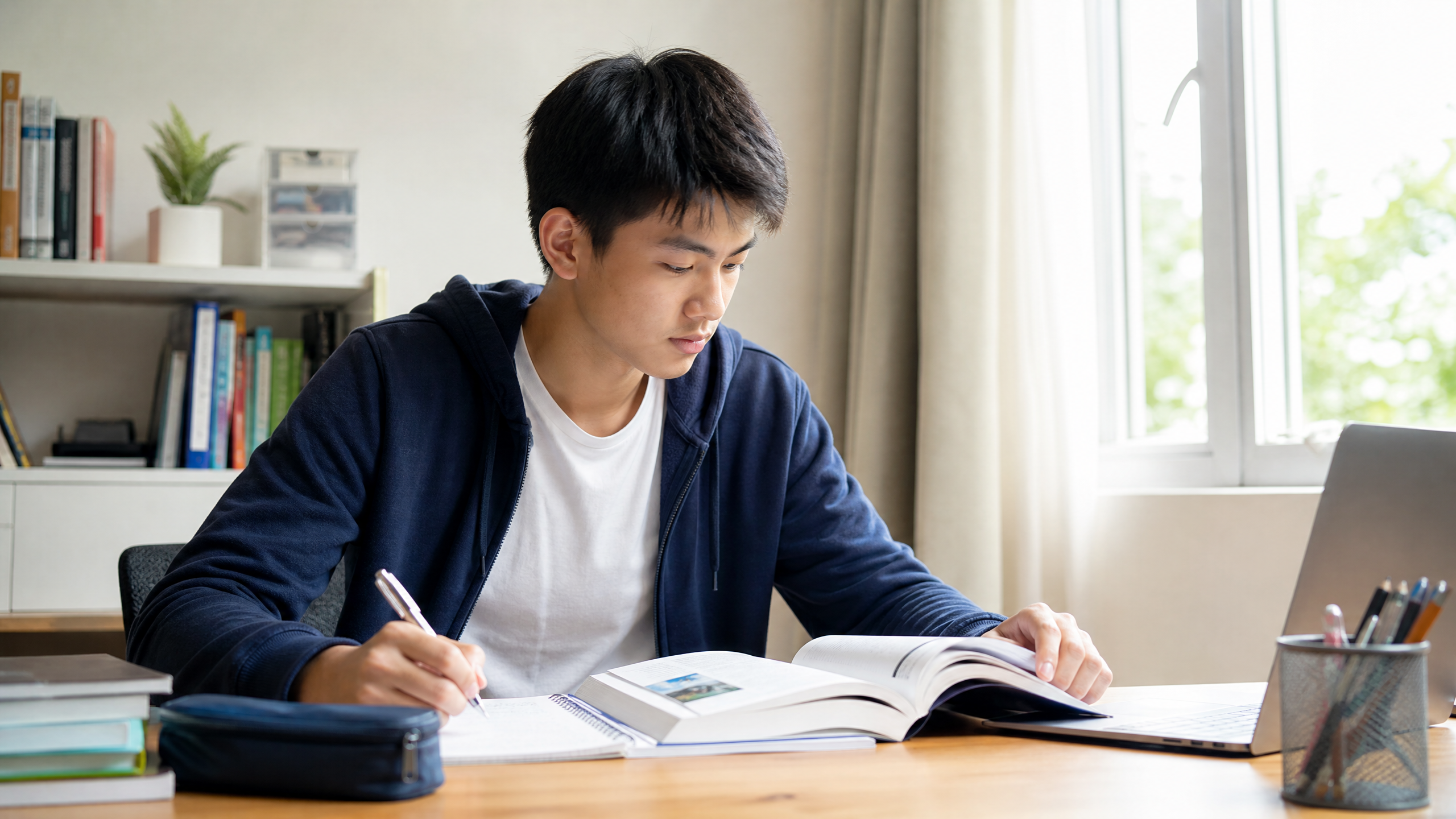 asianhighschoolstudentstudyingathome-17876489862811406114008 Làm sao để cân bằng giữa học tập và nghỉ ngơi hiệu quả? - Ảnh 1.