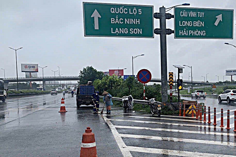 b0a4cb69-8cff-4f91-85f1-2265a0c5ef43-17874557385681182084574 Công nhân 'đội mưa' dọn dẹp đường phố Hà Nội trước kỳ nghỉ Lễ Quốc khánh 2/9- Ảnh 2.
