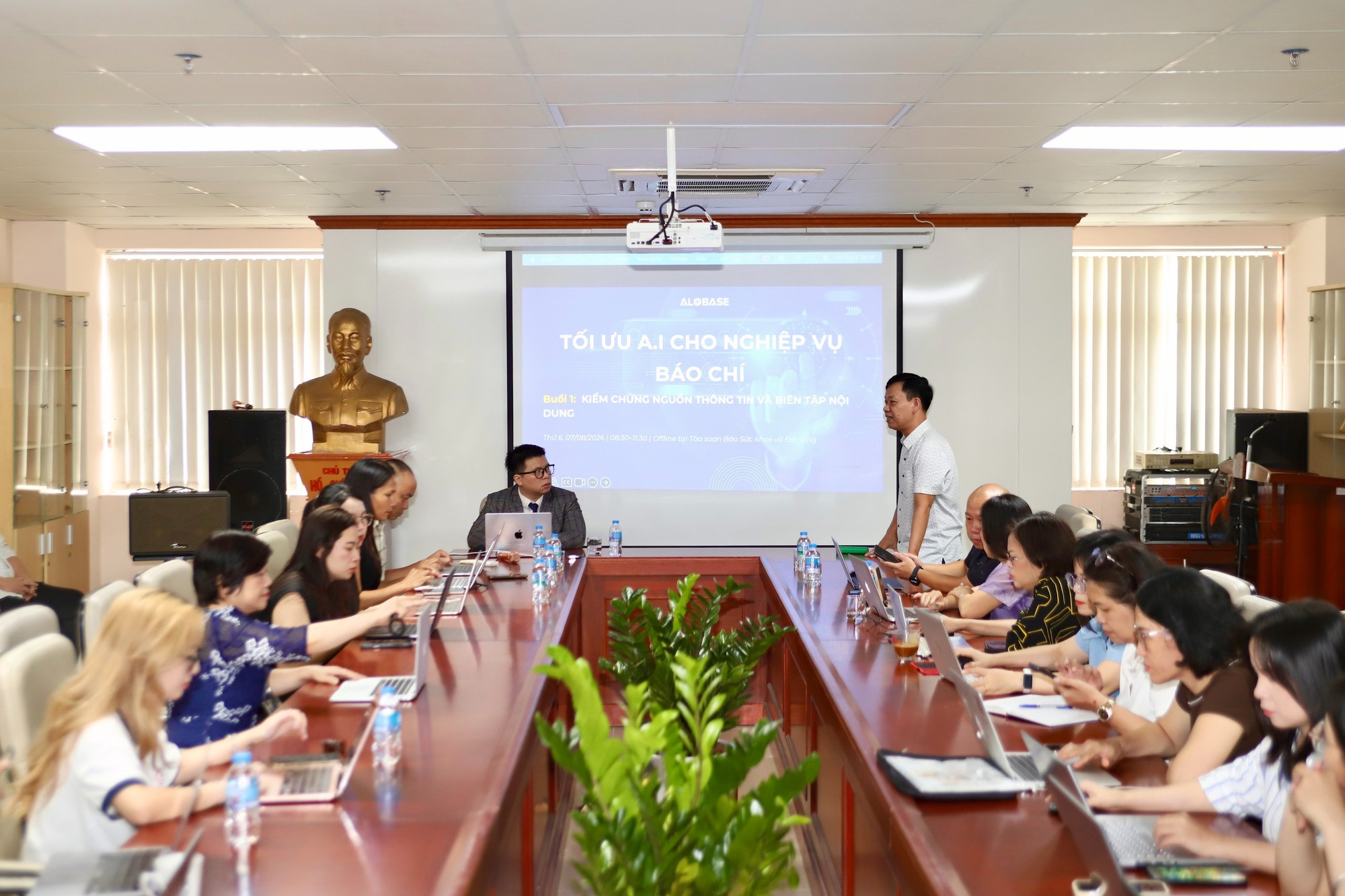 Báo Sức khỏe và Đời sống đẩy mạnh chuyển đổi số: Tổ chức tập huấn chuyên sâu kỹ năng ứng dụng AI trong sản xuất nội dung- Ảnh 1.