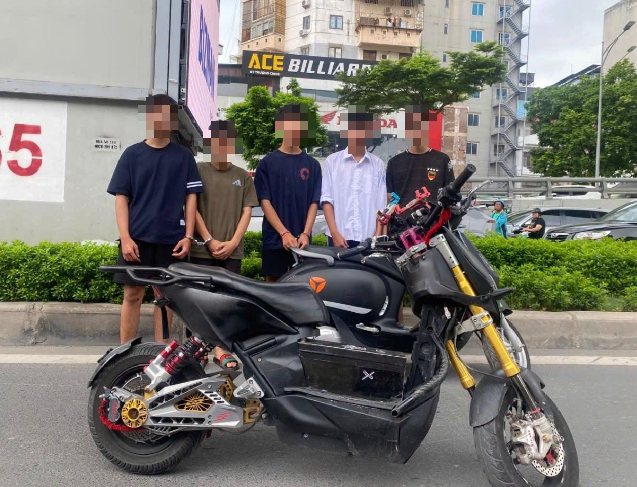 Khám Phá Vụ Việc Nhóm Thanh Thiếu Niên ‘Bốc Đầu Xe’ Trên Phố Trường Chinh