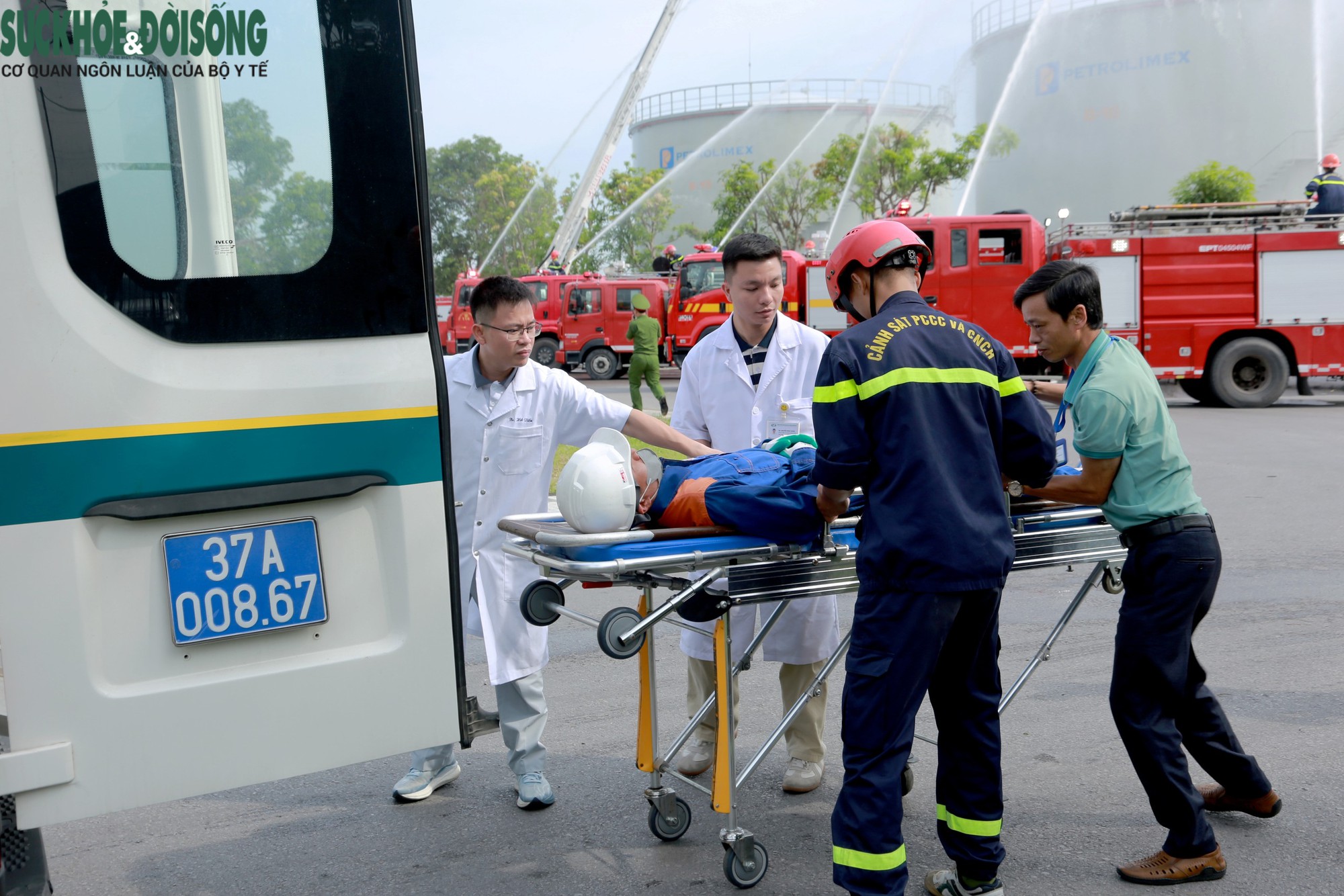 Diễn tập hiệp đồng chữa cháy, cứu nạn tại kho xăng dầu - Ảnh 9.