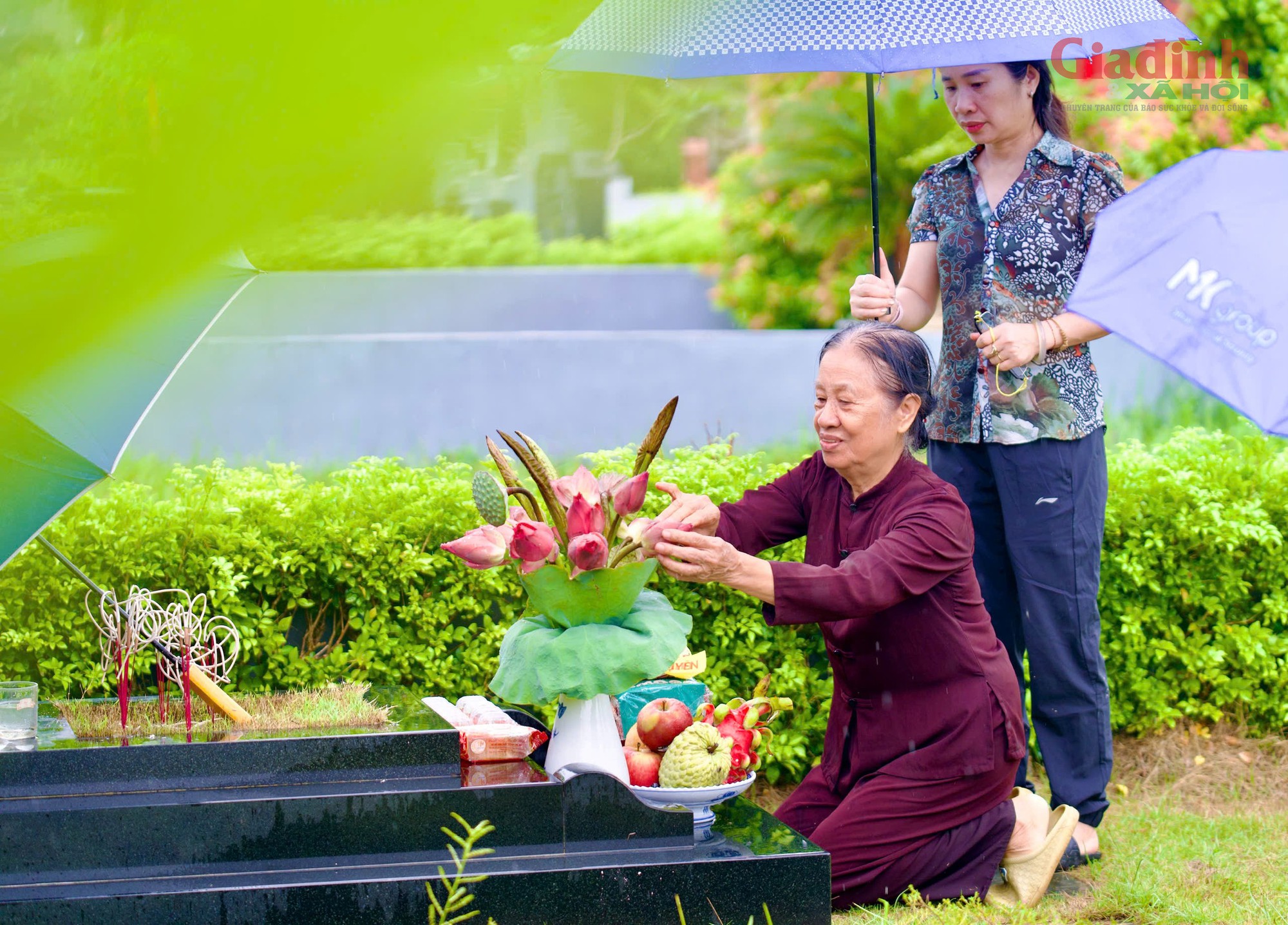 base64-17874672207301534745284-1787477177780-17874771787291542305500 Xúc động những cụ bà Hà Nội 'đội' mưa vượt gần 100 km đến nghĩa trang để thực hành lễ Vu Lan- Ảnh 3.
