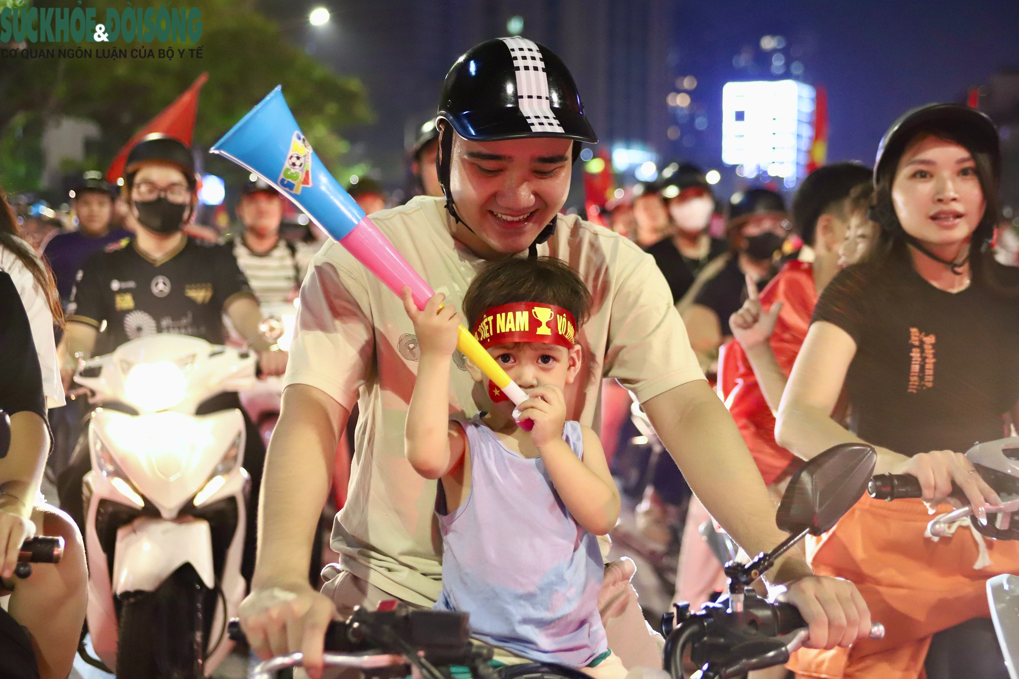Trẻ em cùng cha mẹ hòa vào không khí mừng chiến thắng