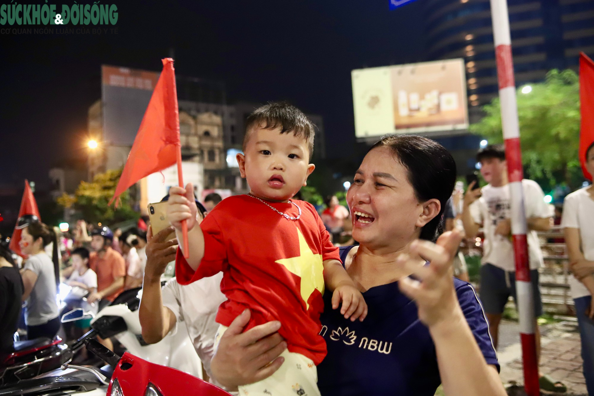 Trẻ nhỏ vui vẻ hòa cùng không khí bóng đá