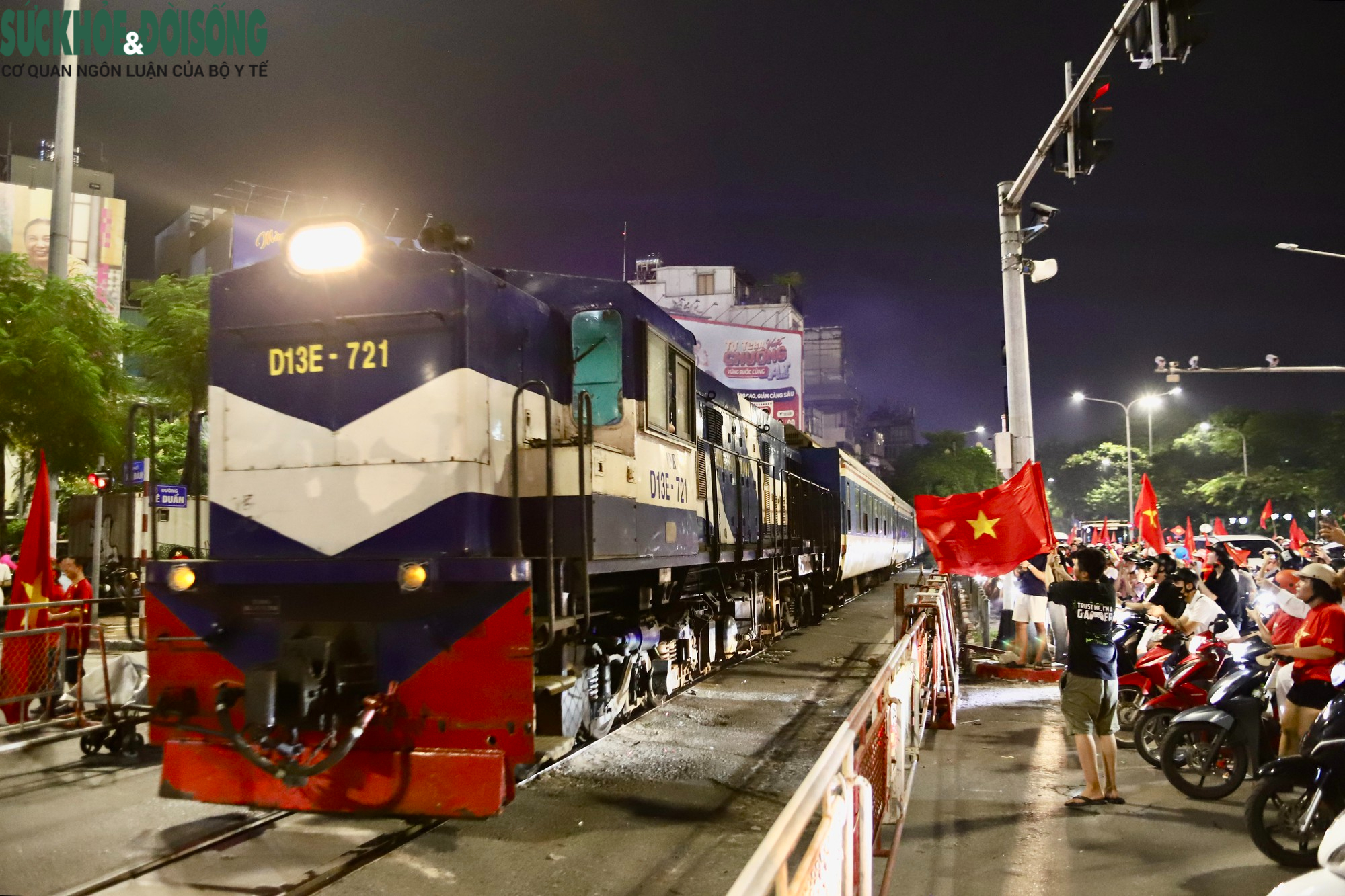 Tàu hỏa đi qua khu vực ăn mừng