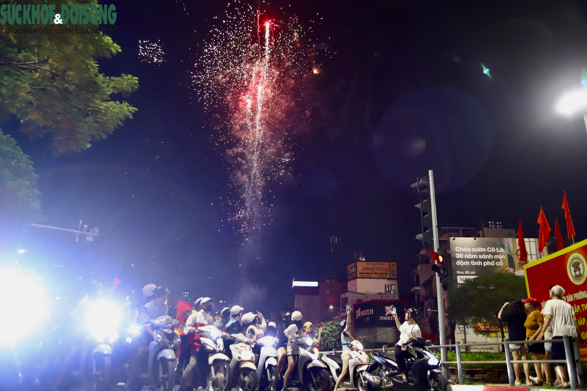Pháo hoa rực rỡ trong đêm ăn mừng