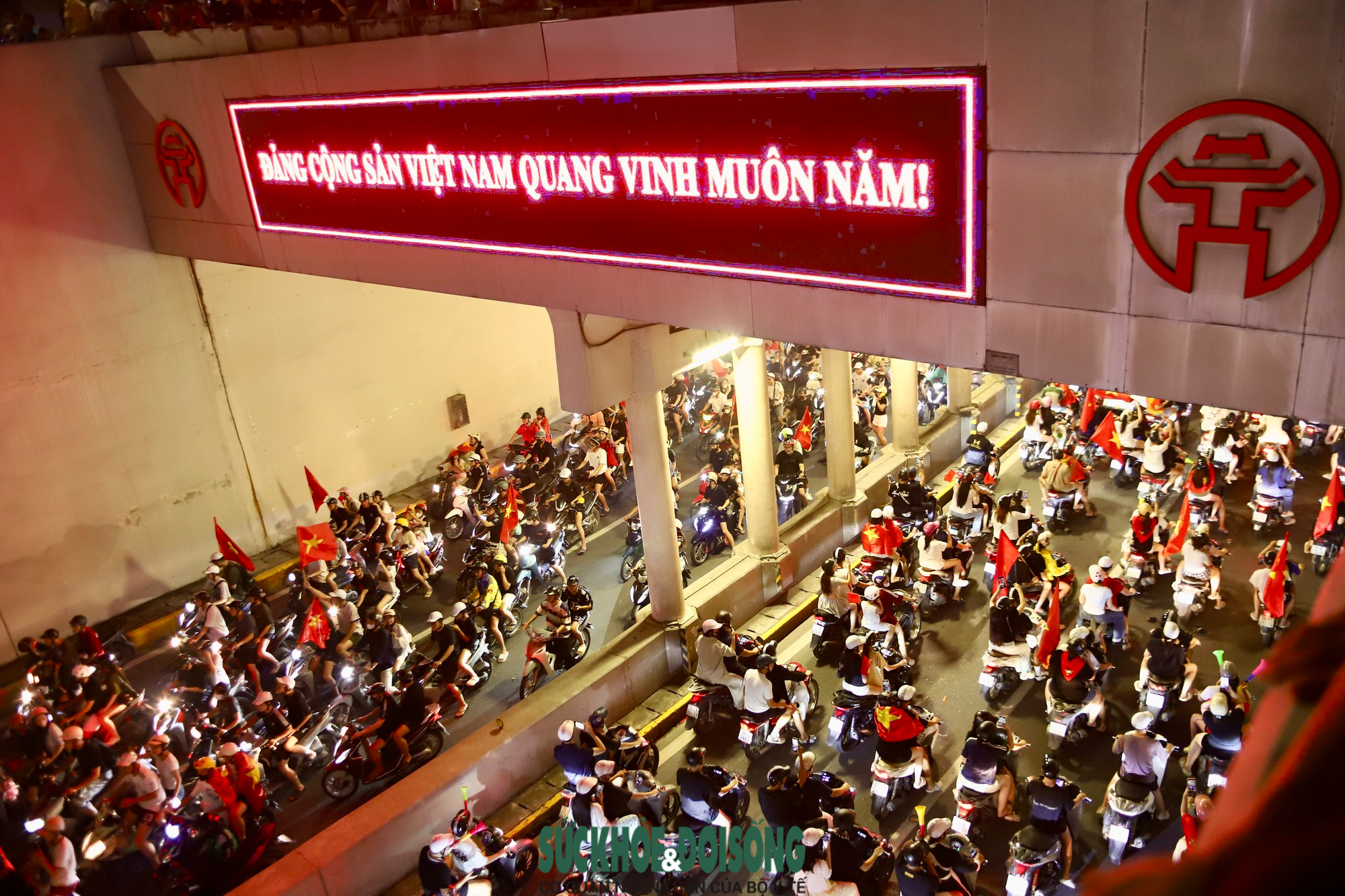 Người dân mang theo cờ Tổ quốc
