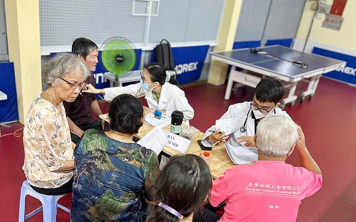 TPHCM: Bệnh viện ĐKKV Hóc Môn dẫn đầu khám sức khỏe toàn dân- Ảnh 3.