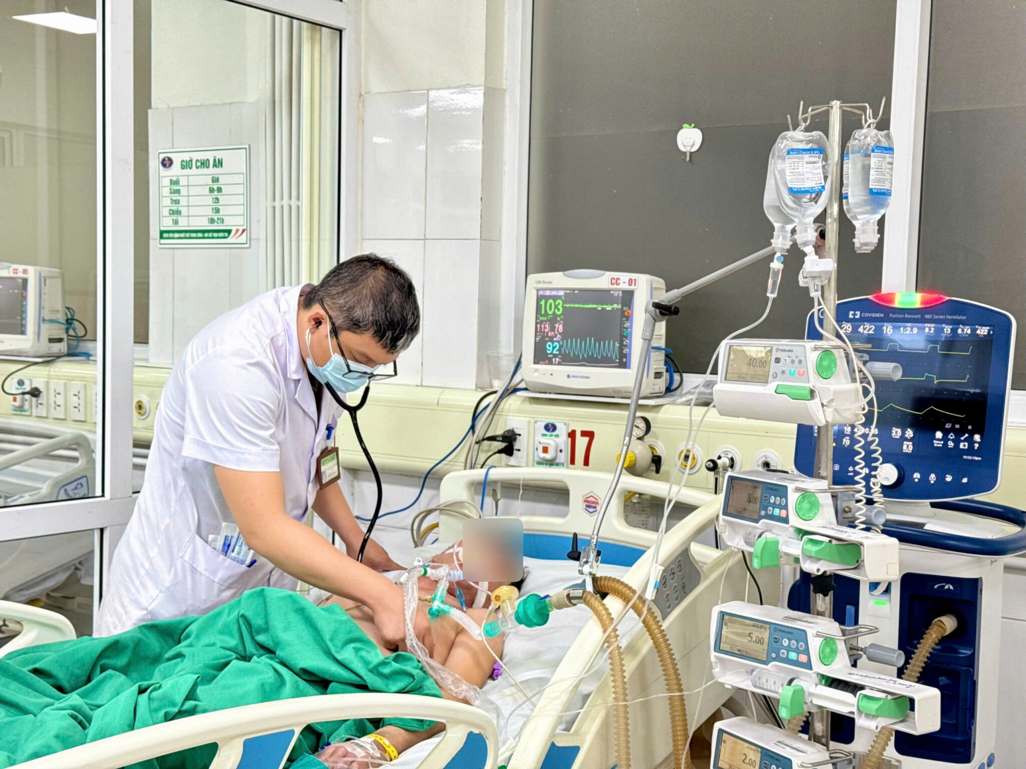 benh-nhn-mac-cum-nang-tai-bv-benh-nhiet-doi-trung-uong-178591491765682541100 Cúm có thể ảnh hưởng nghiêm trọng đến sức khỏe người cao tuổi - Ảnh 1.