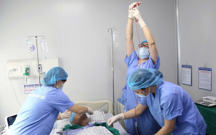 Người đàn ông ngừng tim 15 lần được cứu sống- Ảnh 2.