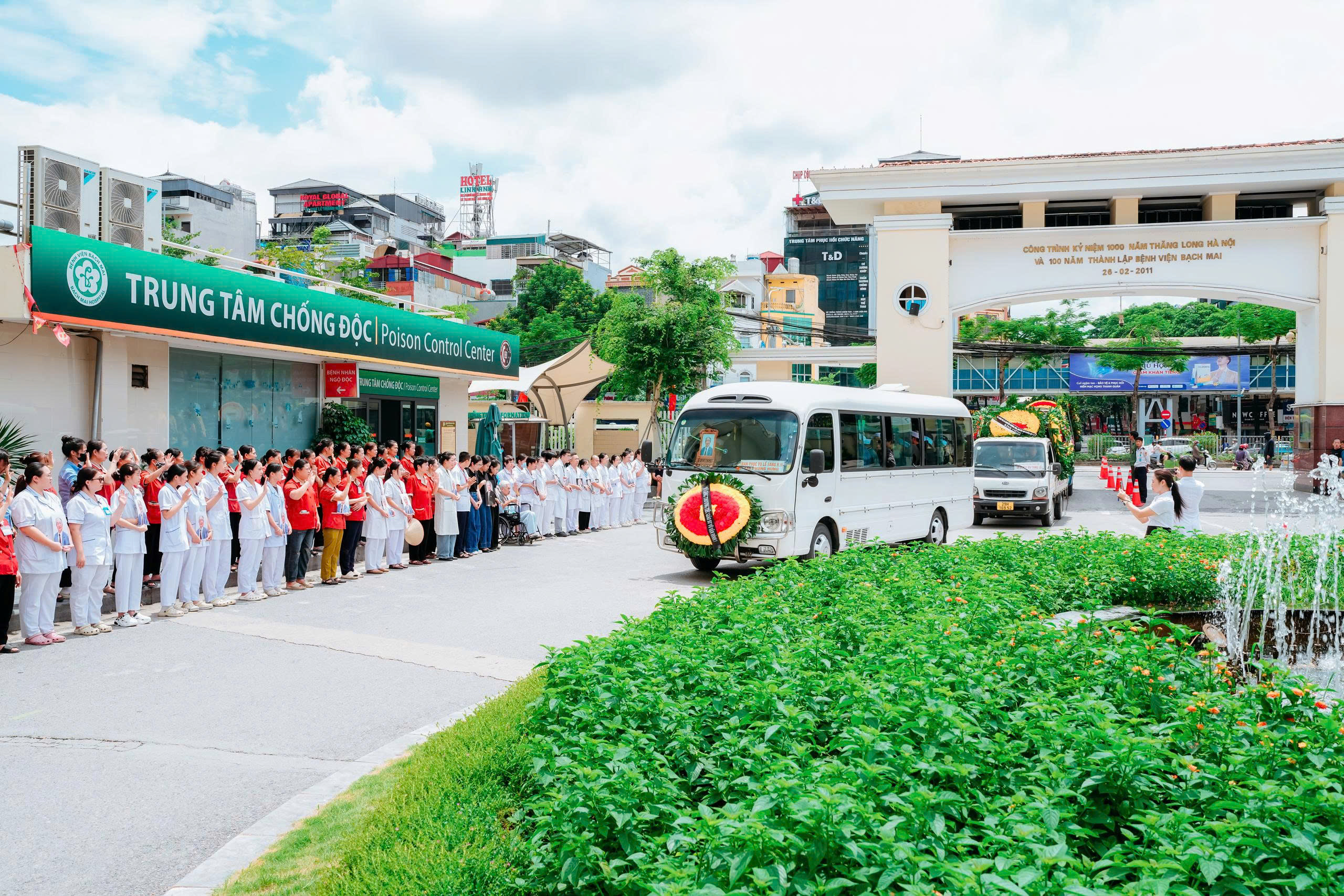 Hàng nghìn học trò chờ ở bệnh viện, trường y xúc động tiễn đưa GS Vũ Văn Đính- Ảnh 5.