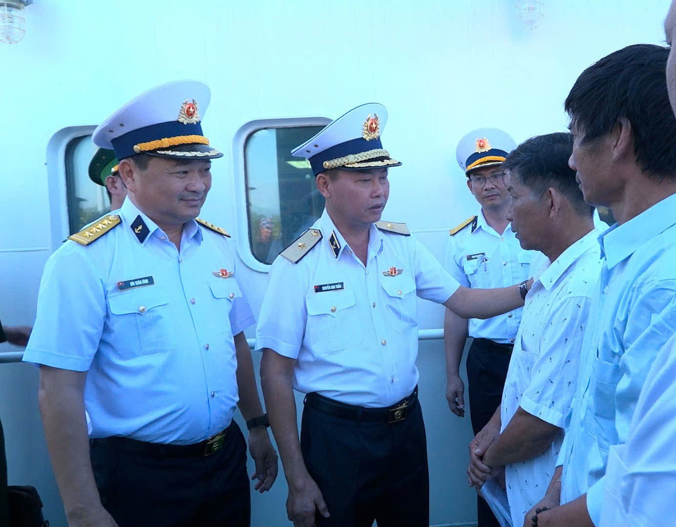ca-2-17857366134292041137202 Tàu Hải quân đưa 33 ngư dân trên tàu cá Quảng Ngãi gặp nạn vào bờ an toàn- Ảnh 1.