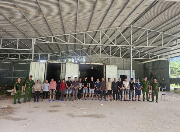 Khởi tố 18 người liên quan vụ vận chuyển hơn 5,3 tấn chân giò lợn đông lạnh qua biên giới- Ảnh 1.