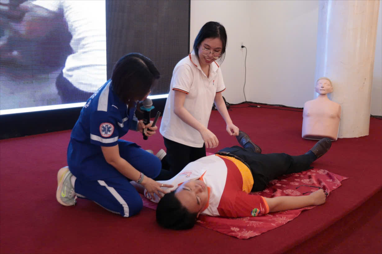 cac-tinh-nguyen-vien-1786959688414441529175 Cấp cứu ngoại viện: Để 'thời gian vàng' không còn bị bỏ lỡ - Ảnh 1.